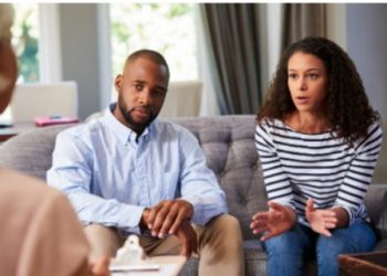 7 Signs That You & Your Partner Need Couple Therapy!